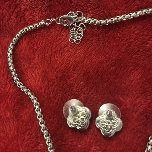 Elegant Gold and Silver Clover bling Jewelry Set - Picture 10 of 15